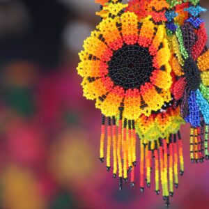 Detalj av färgstarkt pärlarbete med små glaspärlor i cirkulärt mönster